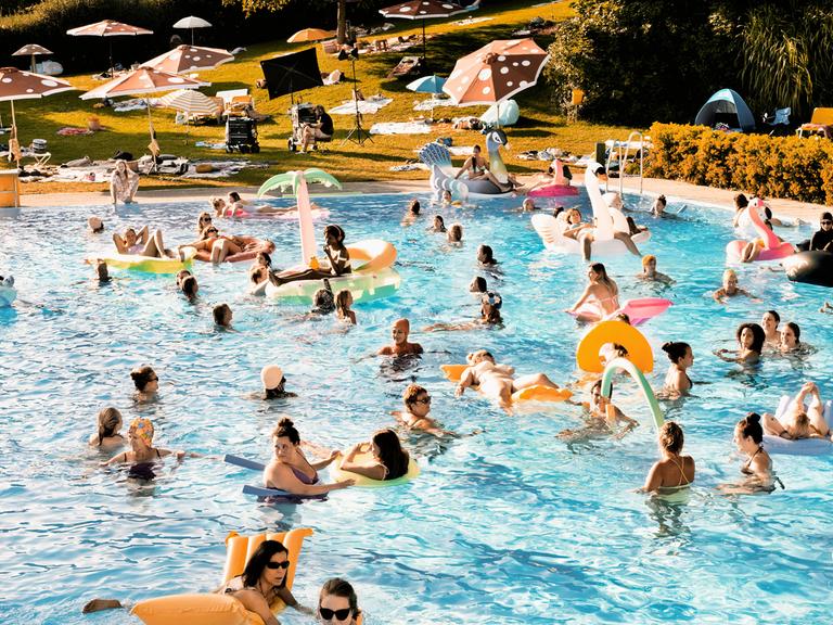 Szene aus dem Film Freibad. Zu sehen ist ein Schwimmbecken voller Menschen. 