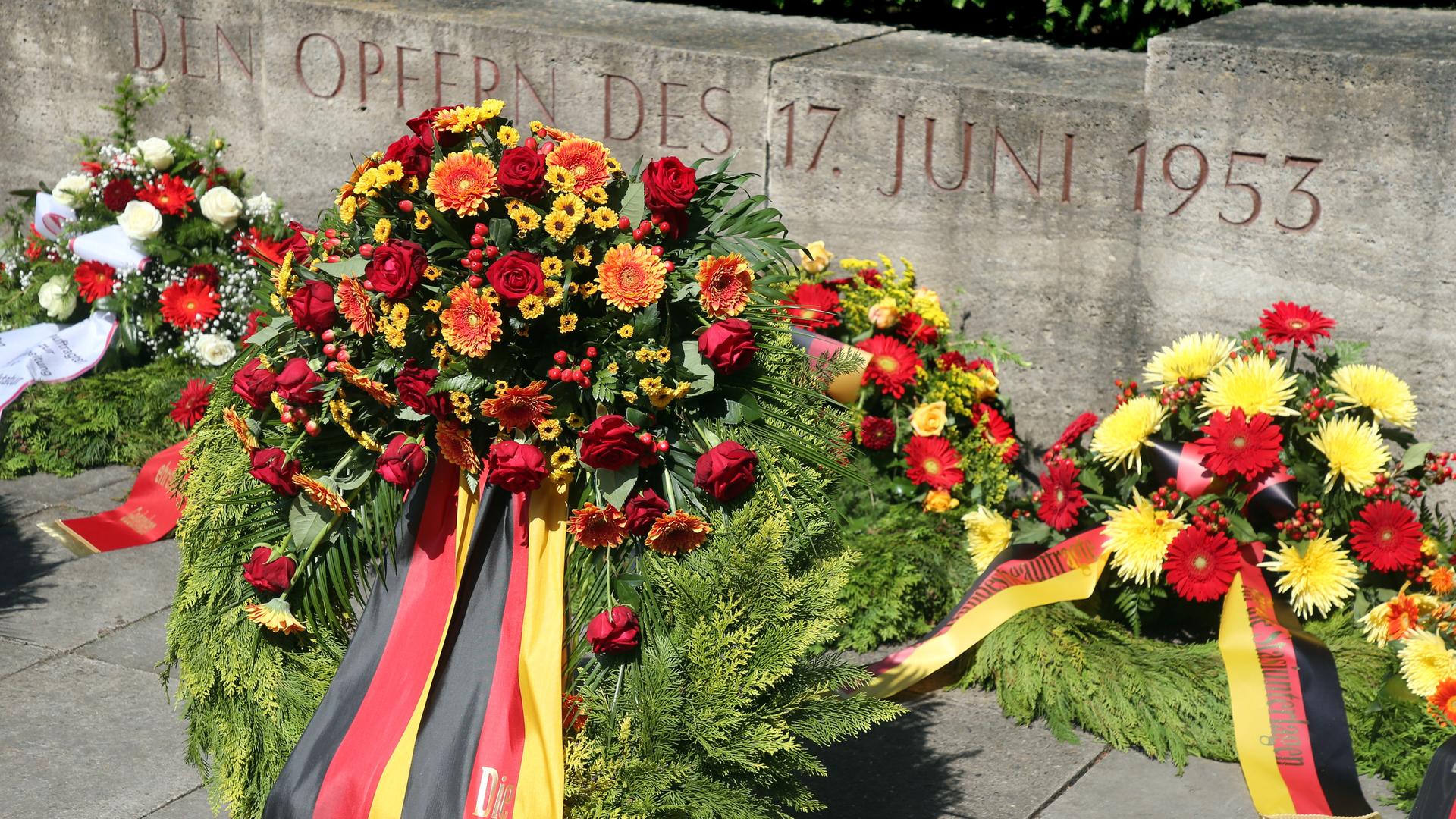 Zahlreiche Kränze liegen auf dem Friedhof an der Seestraße am Mahnmal zum Gedenken an die Opfer des Volksaufstands vom 17. Juni 1953 Zahlreiche Kränze liegen auf dem Friedhof an der Seestraße am Mahnmal zum Gedenken an die Opfer des Volksaufstands vom 17. Juni 1953
