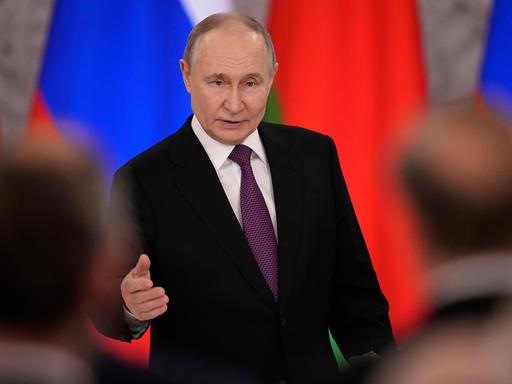 Der russische Präsident Wladimir Putin spricht während einer Unterzeichnungszeremonie im Großen Kremlpalast in Moskau