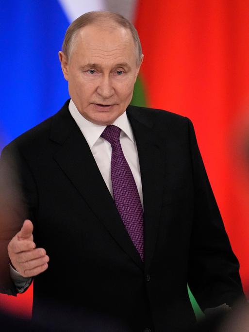 Der russische Präsident Wladimir Putin spricht während einer Unterzeichnungszeremonie im Großen Kremlpalast in Moskau