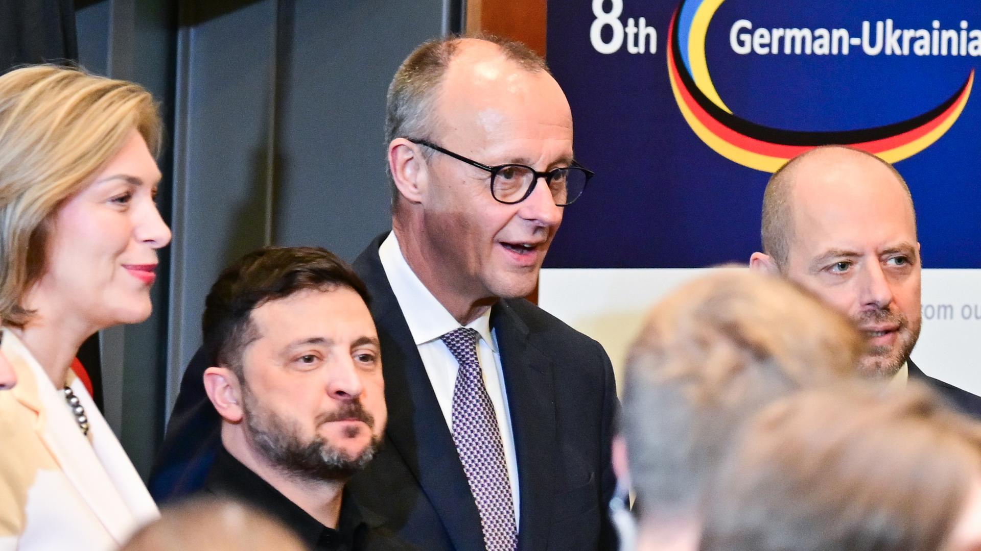 Wolodymyr Selenskyj (3.vl), ukrainischer Präsident, und Bundeskanzler Friedrich Merz (M, CDU) kommen zum Abschluss des deutsch-ukrainischen Wirtschaftsforums.