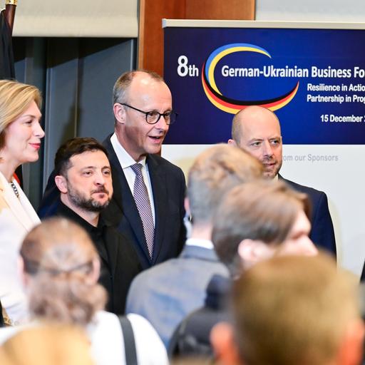 Wolodymyr Selenskyj (3.vl), ukrainischer Präsident, und Bundeskanzler Friedrich Merz (M, CDU) kommen zum Abschluss des deutsch-ukrainischen Wirtschaftsforums.