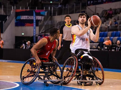 Rollstuhl-Basketballer Thomas Reier hat in einem Spiel gegen Marokko den Ball vor einem Spieler aus Marokko erobert und setzt zum Wurf an.