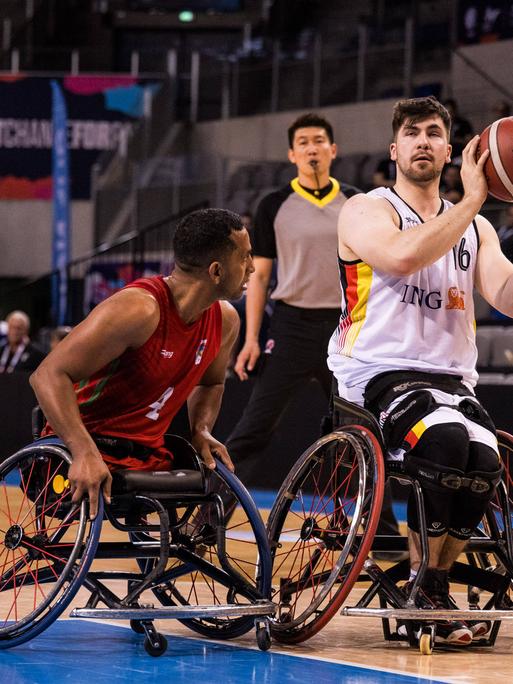 Rollstuhl-Basketballer Thomas Reier hat in einem Spiel gegen Marokko den Ball vor einem Spieler aus Marokko erobert und setzt zum Wurf an.