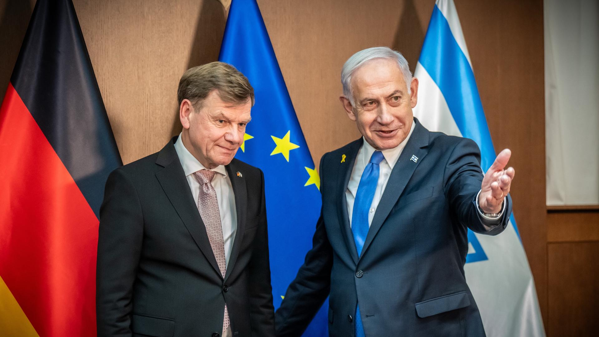 Johann Wadephul (l., CDU), deutscher Außenminister, steht neben Benjamin Netanjahu, Ministerpräsident von Israel, im Hintergrund die Flaggen Deutschlands, der EU und Israels. Johann Wadephul (l., CDU), deutscher Außenminister, steht neben Benjamin Netanjahu, Ministerpräsident von Israel, im Hintergrund die Flaggen Deutschlands, der EU und Israels.