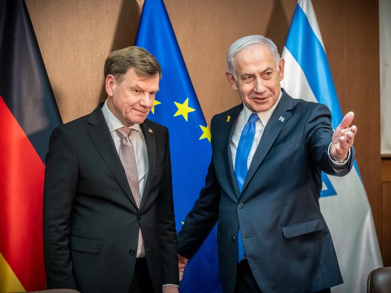 Johann Wadephul (l., CDU), deutscher Außenminister, steht neben Benjamin Netanjahu, Ministerpräsident von Israel, im Hintergrund die Flaggen Deutschlands, der EU und Israels.