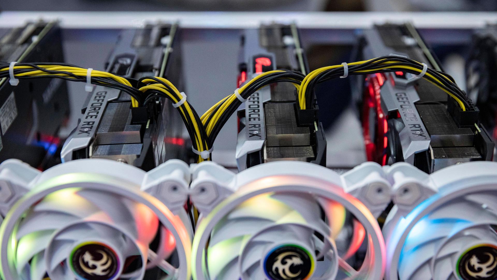Ein Kryptowährungs-Mining-Rig aus Nvidia GeForce RTX-Grafikprozessoren wird auf der Thailand Crypto Expo 2022 in Bangkok. Ein Kryptowährungs-Mining-Rig aus Nvidia GeForce RTX-Grafikprozessoren wird auf der Thailand Crypto Expo 2022 in Bangkok.