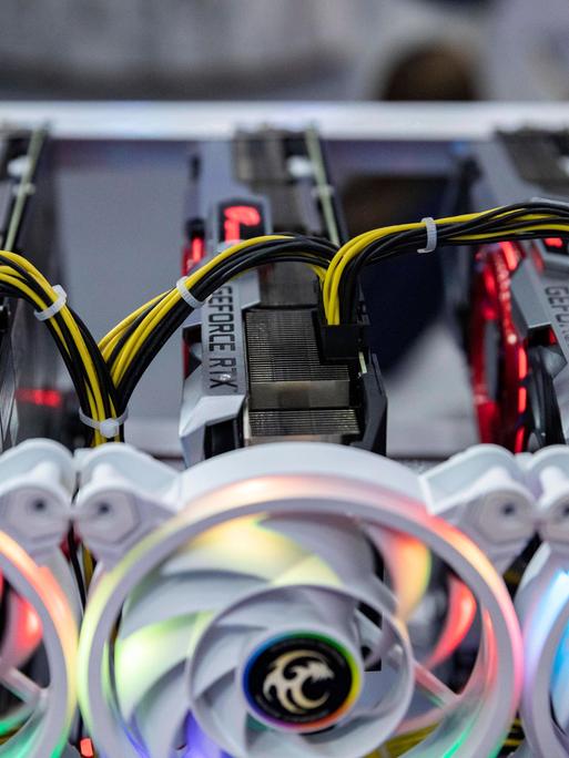 Ein Kryptowährungs-Mining-Rig aus Nvidia GeForce RTX-Grafikprozessoren wird auf der Thailand Crypto Expo 2022 in Bangkok.