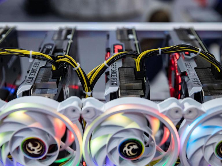 Ein Kryptowährungs-Mining-Rig aus Nvidia GeForce RTX-Grafikprozessoren wird auf der Thailand Crypto Expo 2022 in Bangkok.