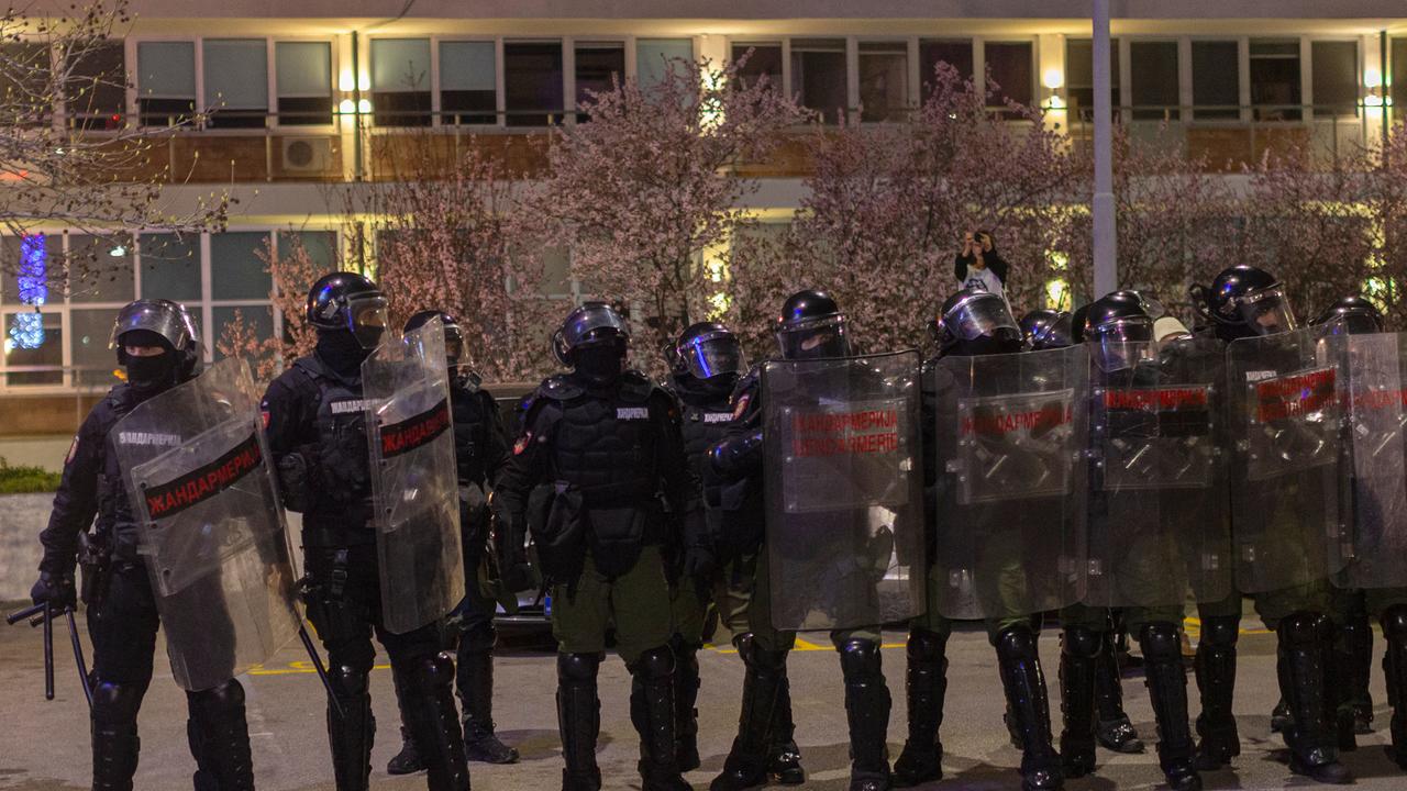 Serbische Ordnungskräfte vor einem Gebäude des Rundfunksenders RTS im Zentrum von Belgrad