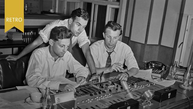 Moderator Hans Rosenthal, Autor Horst Pillau (stehend) und Toningenieur Harro Michna 1955 am Mischpult im RIAS-Studio.