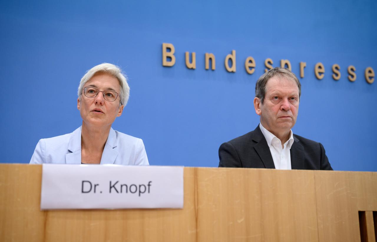 Hans-Martin Henning, Vorsitzender vom Expertenrat für Klimafragen (ERK), und Brigitte Knopf, stellvertretende Vorsitzende vom Expertenrat für Klimafragen