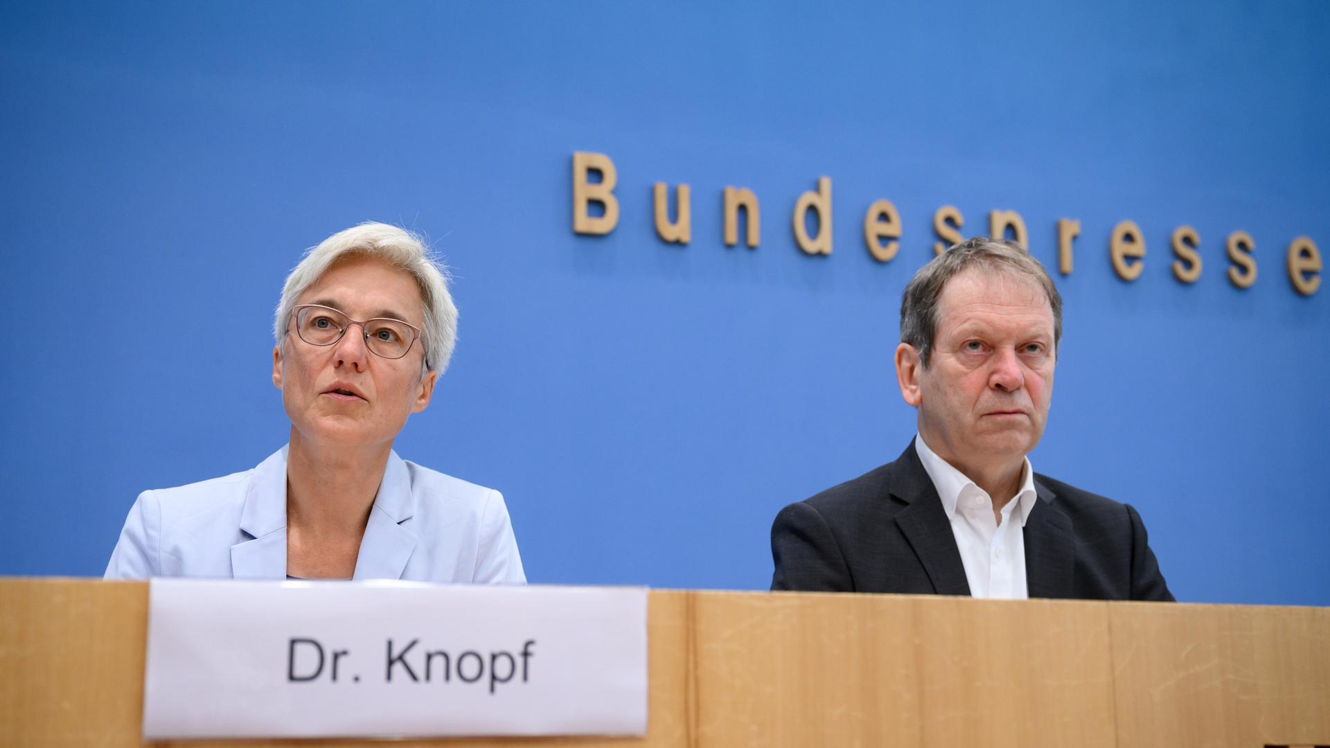 Hans-Martin Henning (r), Vorsitzender vom Expertenrat für Klimafragen (ERK), und Brigitte Knopf, stellvertretende Vorsitzende vom Expertenrat für Klimafragen, stellen in der Bundespressekonferenz die Stellungnahme zum Klimaschutzprogramm 2023 und den Prüfbericht für die Sektoren Gebäude und Verkehr vor. Hans-Martin Henning (r), Vorsitzender vom Expertenrat für Klimafragen (ERK), und Brigitte Knopf, stellvertretende Vorsitzende vom Expertenrat für Klimafragen, stellen in der Bundespressekonferenz die Stellungnahme zum Klimaschutzprogramm 2023 und den Prüfbericht für die Sektoren Gebäude und Verkehr vor.