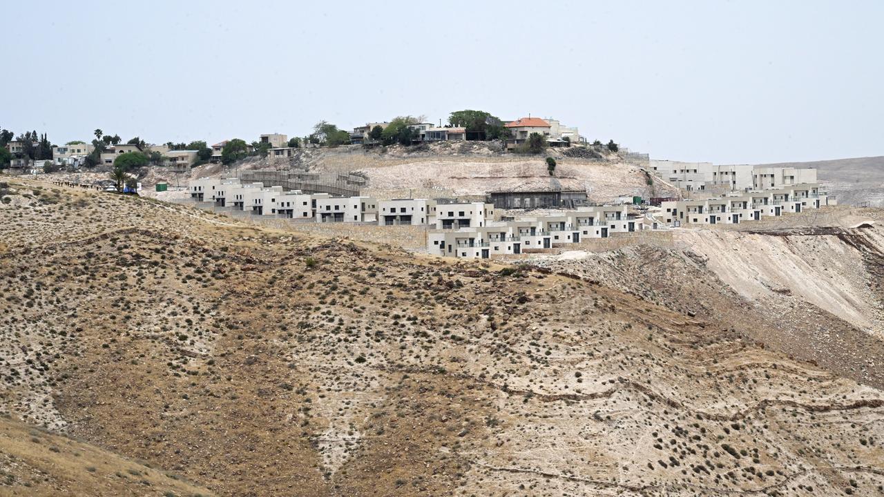 Auf einem Berg in der judäischen Wüste sind neue Häuser von israelischen Siedlern zu sehen
