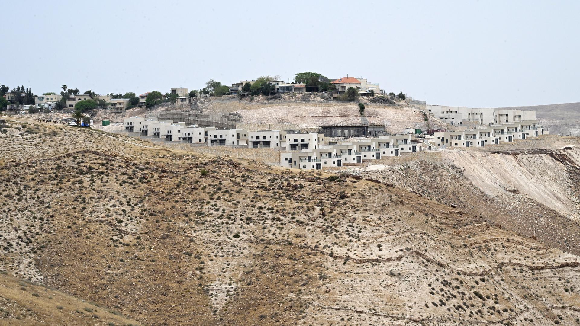 Auf einem Berg in der judäischen Wüste sind neue Häuser von israelischen Siedlern zu sehen
Auf einem Berg in der judäischen Wüste sind neue Häuser von israelischen Siedlern zu sehen