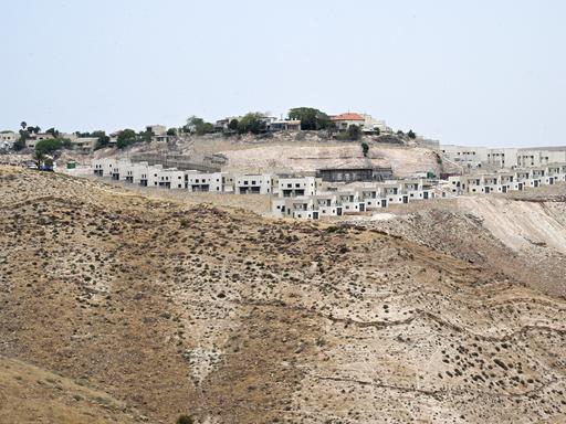 Auf einem Berg in der judäischen Wüste sind neue Häuser von israelischen Siedlern zu sehen
Auf einem Berg in der judäischen Wüste sind neue Häuser von israelischen Siedlern zu sehen