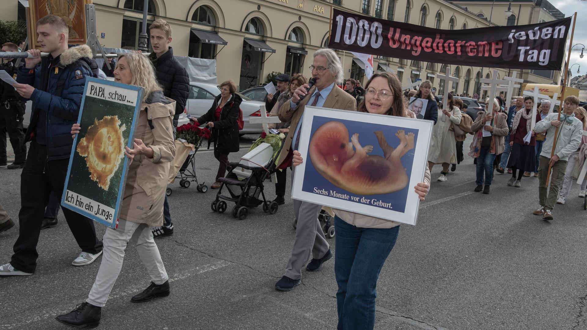 Der christlich-fundamentalistische "1000 Kreuze Marsch" in München 2025 . Die erzkonservativen Abtreibungsgegner:innen verbreiten unter anderem den Mythos der 1000 ungeborenen Leben jedes Jahr. Unter den Teilnehmenden auch Personen der extremen Rechten.