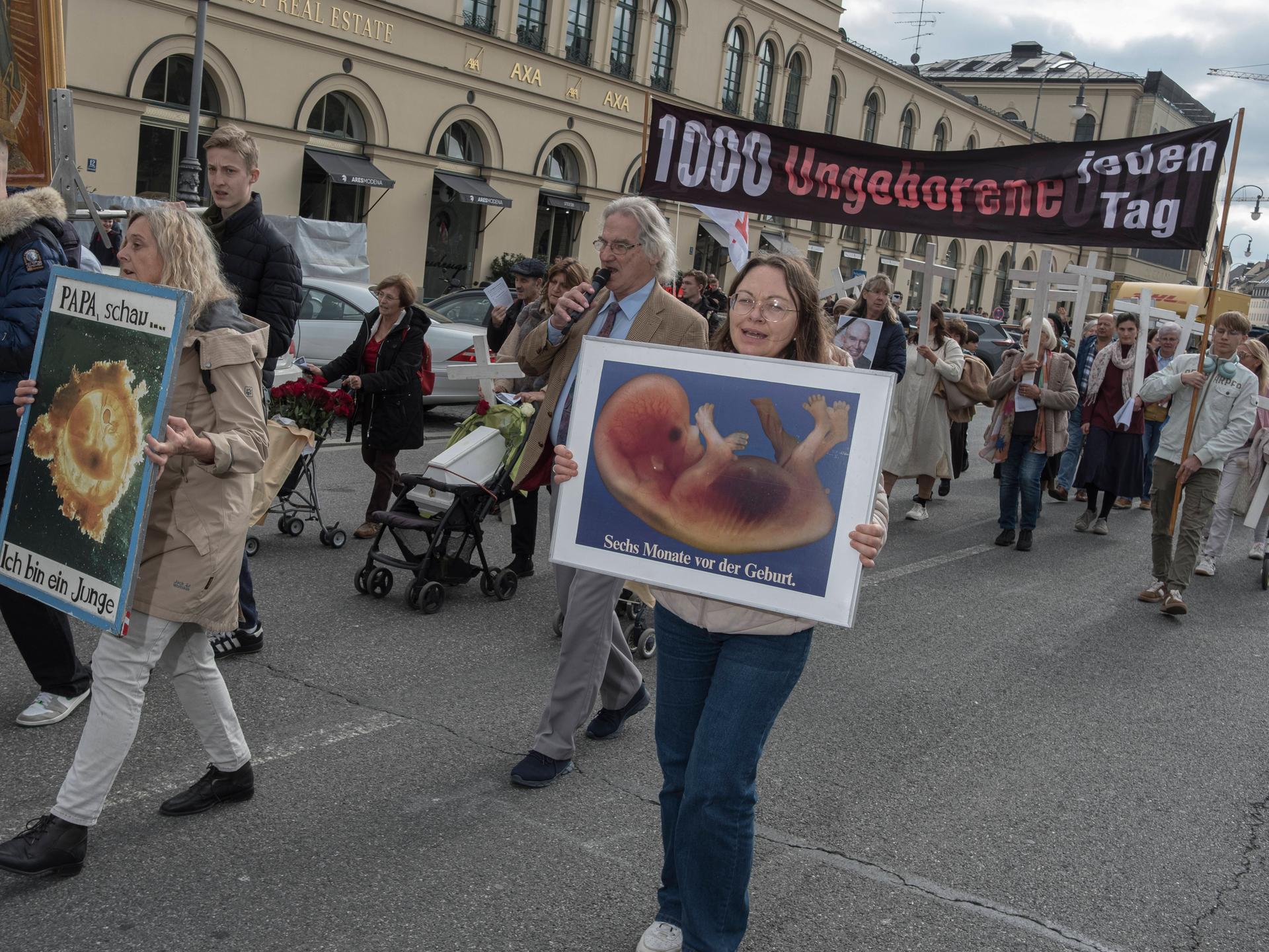Der christlich-fundamentalistische "1000 Kreuze Marsch" in München 2025 . Die erzkonservativen Abtreibungsgegner:innen verbreiten unter anderem den Mythos der 1000 ungeborenen Leben jedes Jahr. Unter den Teilnehmenden auch Personen der extremen Rechten.