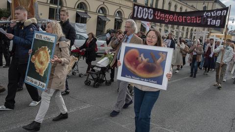 Der christlich-fundamentalistische "1000 Kreuze Marsch" in München 2025 . Die erzkonservativen Abtreibungsgegner:innen verbreiten unter anderem den Mythos der 1000 ungeborenen Leben jedes Jahr. Unter den Teilnehmenden auch Personen der extremen Rechten.