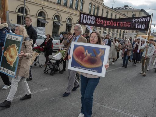 Der christlich-fundamentalistische "1000 Kreuze Marsch" in München 2025 . Die erzkonservativen Abtreibungsgegner:innen verbreiten unter anderem den Mythos der 1000 ungeborenen Leben jedes Jahr. Unter den Teilnehmenden auch Personen der extremen Rechten.