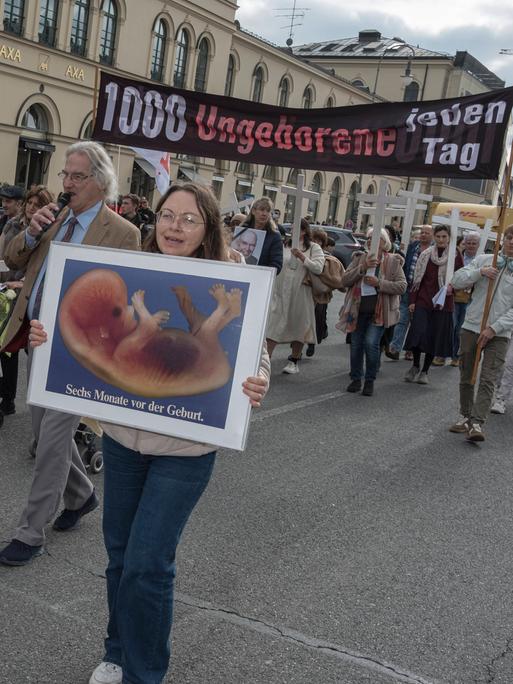 Der christlich-fundamentalistische "1000 Kreuze Marsch" in München 2025 . Die erzkonservativen Abtreibungsgegner:innen verbreiten unter anderem den Mythos der 1000 ungeborenen Leben jedes Jahr. Unter den Teilnehmenden auch Personen der extremen Rechten.