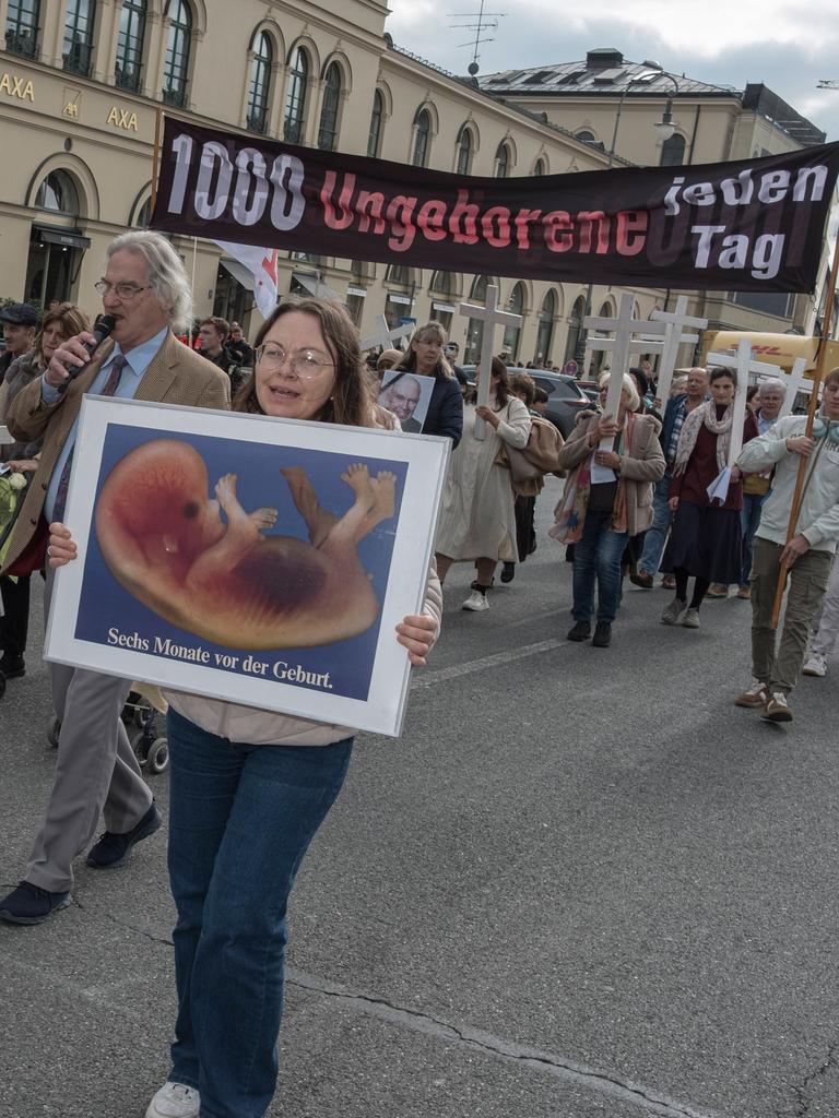 Der christlich-fundamentalistische "1000 Kreuze Marsch" in München 2025 . Die erzkonservativen Abtreibungsgegner:innen verbreiten unter anderem den Mythos der 1000 ungeborenen Leben jedes Jahr. Unter den Teilnehmenden auch Personen der extremen Rechten.
