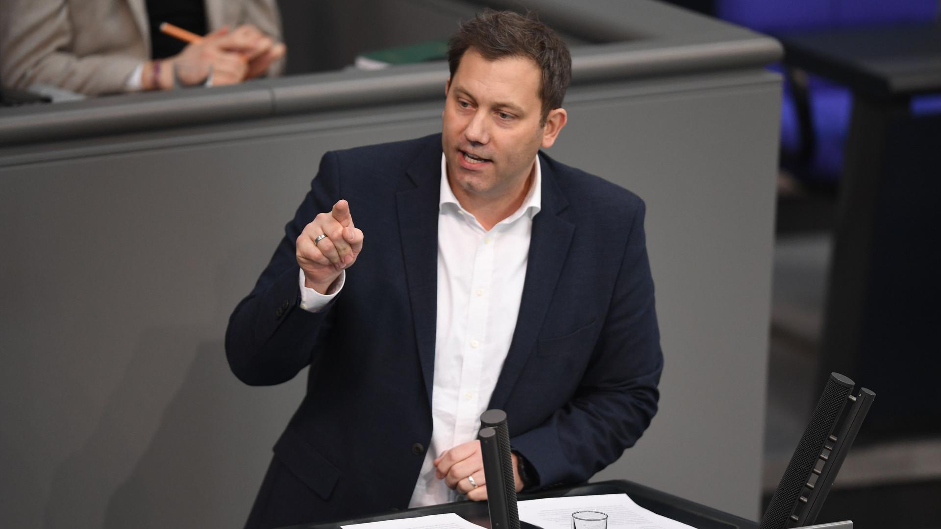 Berlin: Lars Klingbeil, SPD-Vorsitzender, redet bei der Aktuellen Stunde im Bundestag zum Thema "Wehrhafte Demokratie - gegen Demokratiefeinde und Vertreibungspläne". Berlin: Lars Klingbeil, SPD-Vorsitzender, redet bei der Aktuellen Stunde im Bundestag zum Thema "Wehrhafte Demokratie - gegen Demokratiefeinde und Vertreibungspläne".