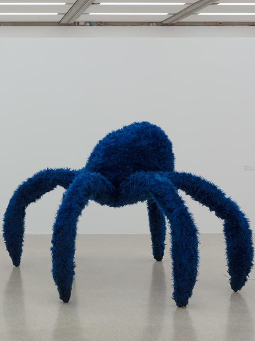 In der Ausstellung "Das Tier in Dir2 im Winer mumok steht eine große, blaue Spinne aus Plüsch.