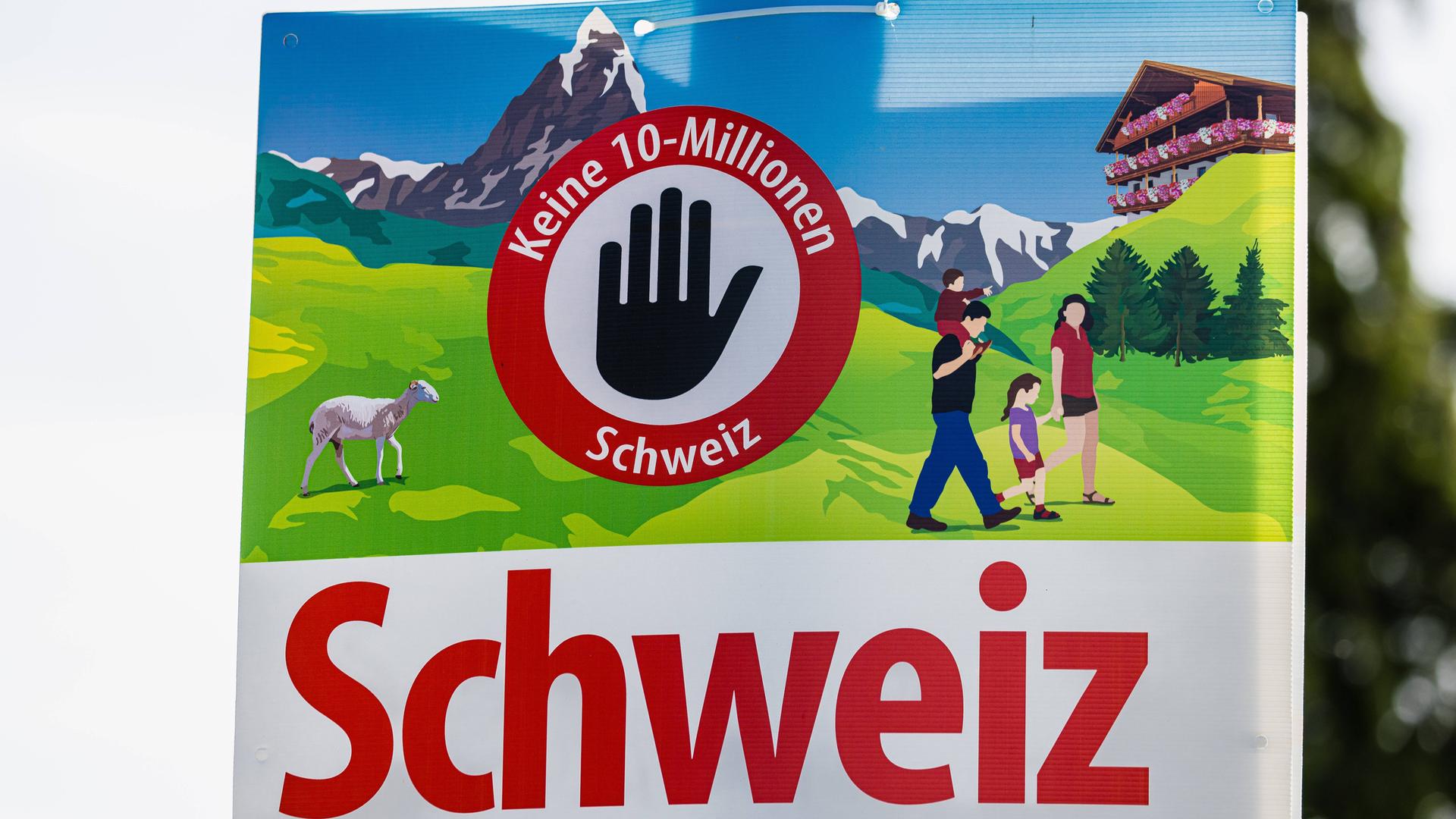 Ein Wahl-Plakat: Darauf ist zu lesen "Keine 10-Millionen Schweiz". Im Hintergrund sind Berge zu sehen und eine Familie. Ein Wahl-Plakat: Darauf ist zu lesen "Keine 10-Millionen Schweiz". Im Hintergrund sind Berge zu sehen und eine Familie.