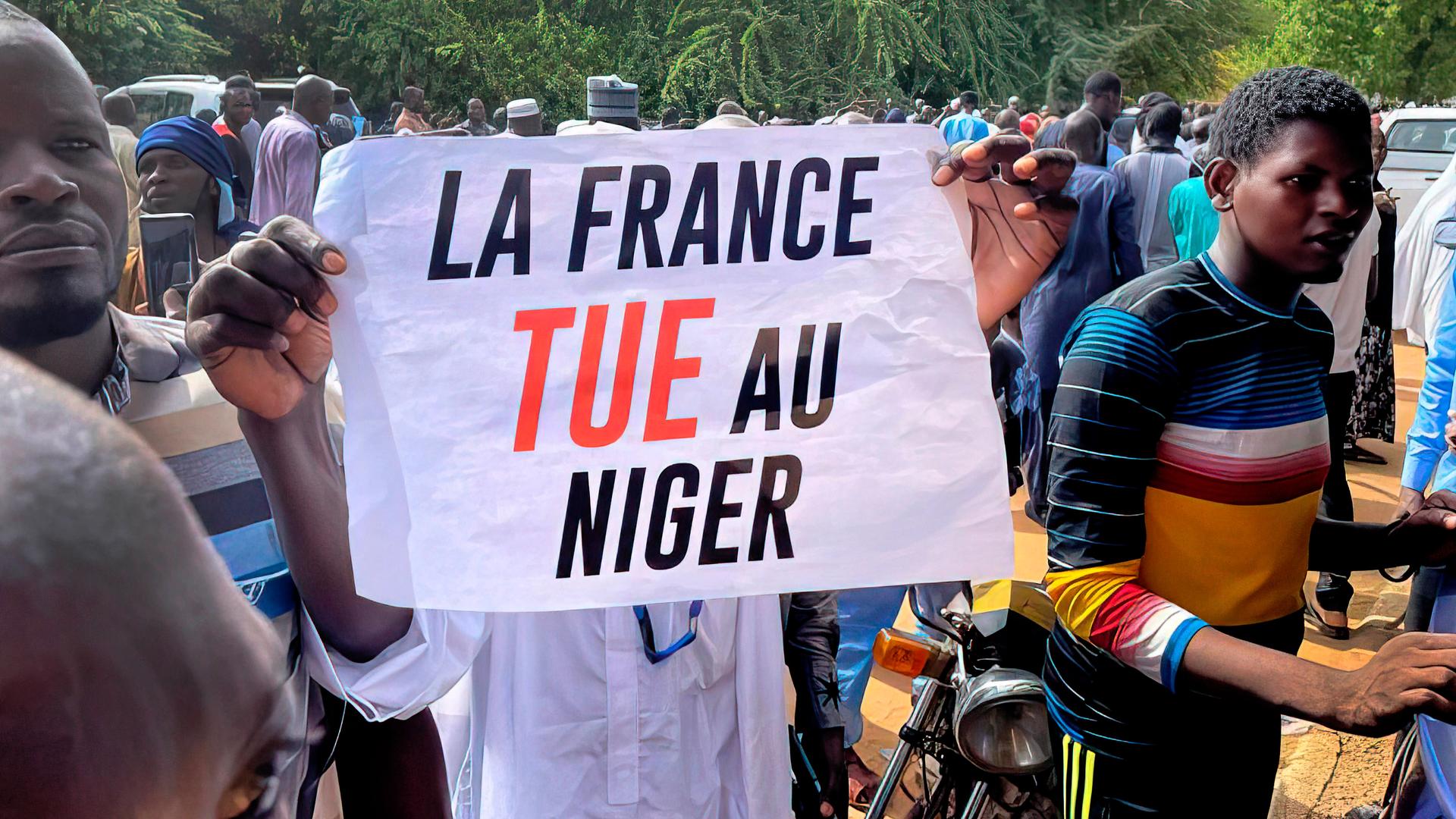 Demonstranten in der nigrischen Hauptstadt Niamey halten ein Schild mit der Aufschrift La France tue a Niger, Frankreich tötet in Niger, in die Höhe 
