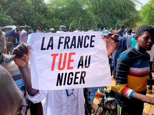 Demonstranten in der nigrischen Hauptstadt Niamey halten ein Schild mit der Aufschrift La France tue a Niger, Frankreich tötet in Niger, in die Höhe 