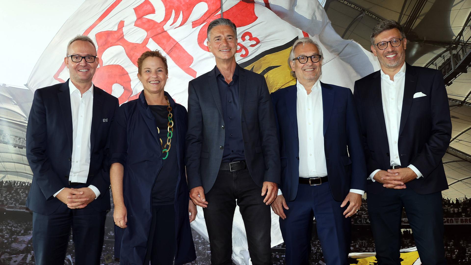 Fünf Vertreter des VfB Stuttgart und der Konzerne Porsche und Mercedes-Benz stehen auf einer gemeinsamen Pressekonferenz vor einer Wand mit dem Vereinslogo der Stuttgarter.