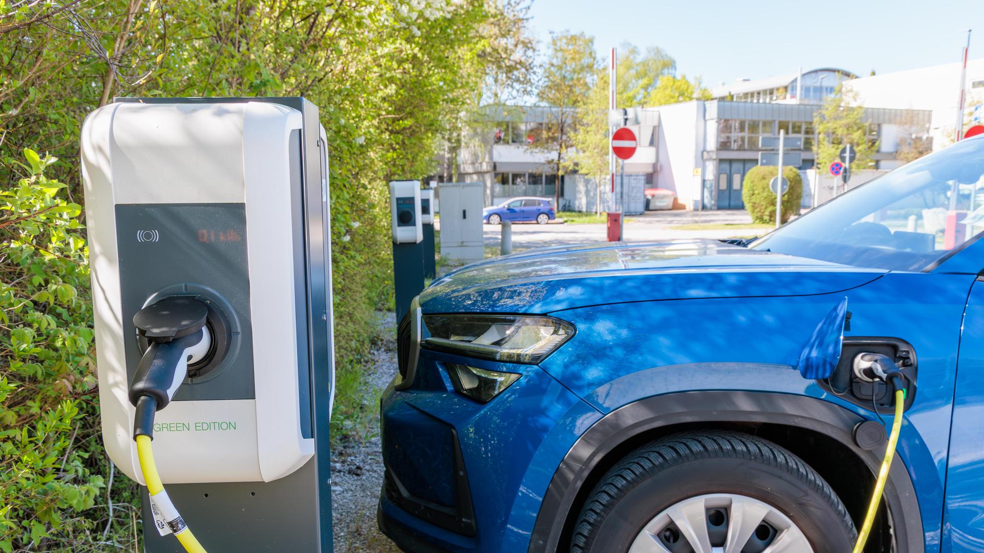 Ein Elektroauto wird an einer öffentlichen Station aufgeladen.
