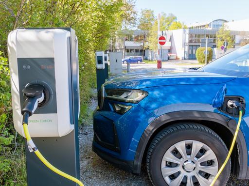 Ein Elektroauto wird an einer öffentlichen Station aufgeladen.