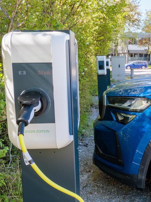 Ein Elektroauto wird an einer öffentlichen Station aufgeladen.