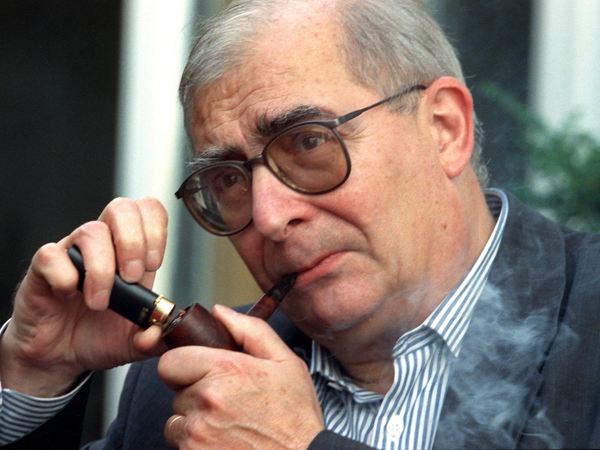 Der französische Regisseur und Produzent Claude Chabrol beim Anzünden einer Pfeife 1992 in Hamburg anläßlich der Vorstellung seines Films "Betty"
