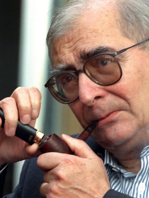 Der französische Regisseur und Produzent Claude Chabrol beim Anzünden einer Pfeife 1992 in Hamburg anläßlich der Vorstellung seines Films "Betty"