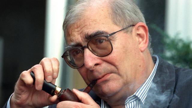 Der französische Regisseur und Produzent Claude Chabrol beim Anzünden einer Pfeife 1992 in Hamburg anläßlich der Vorstellung seines Films "Betty"