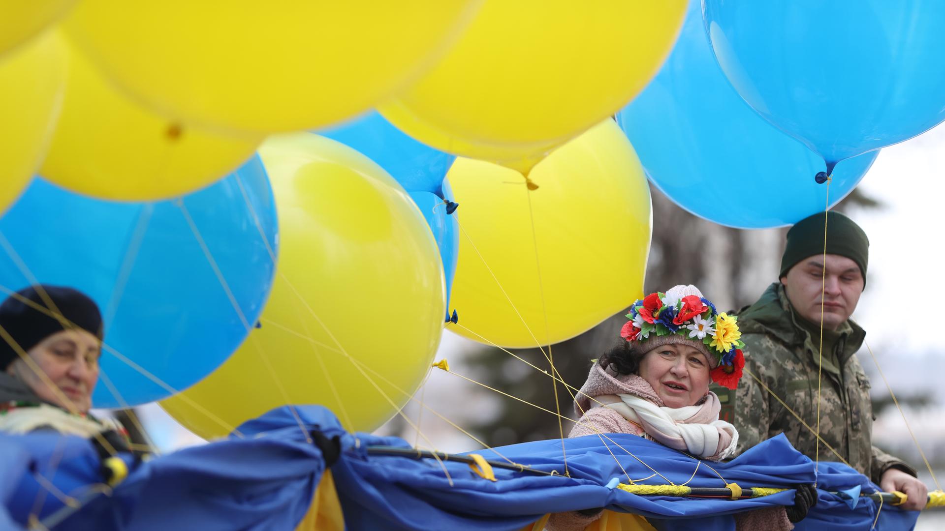 Ukrainische Aktivisten mit Ballons und Fahnen in den ukrainischen Nationalfarben. 