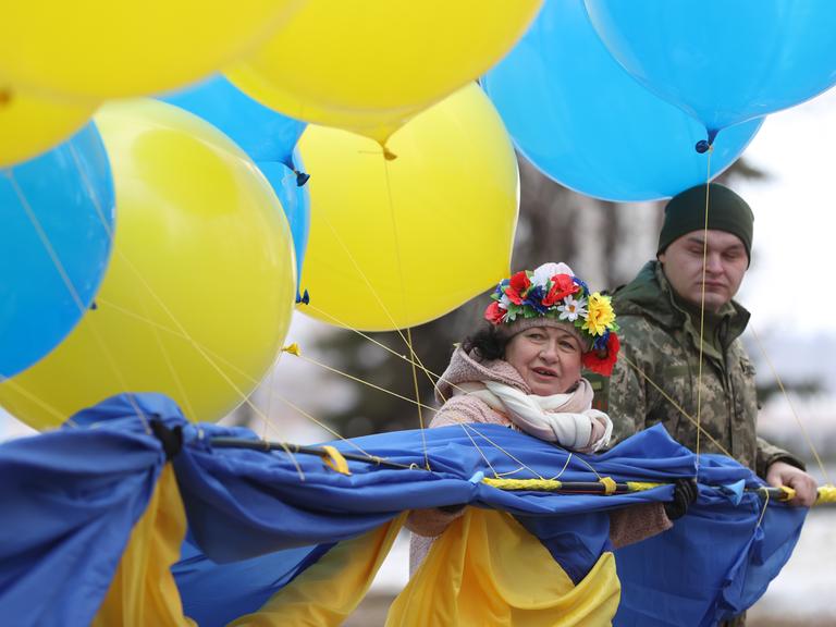 Ukrainische Aktivisten mit Ballons und Fahnen in den ukrainischen Nationalfarben. 