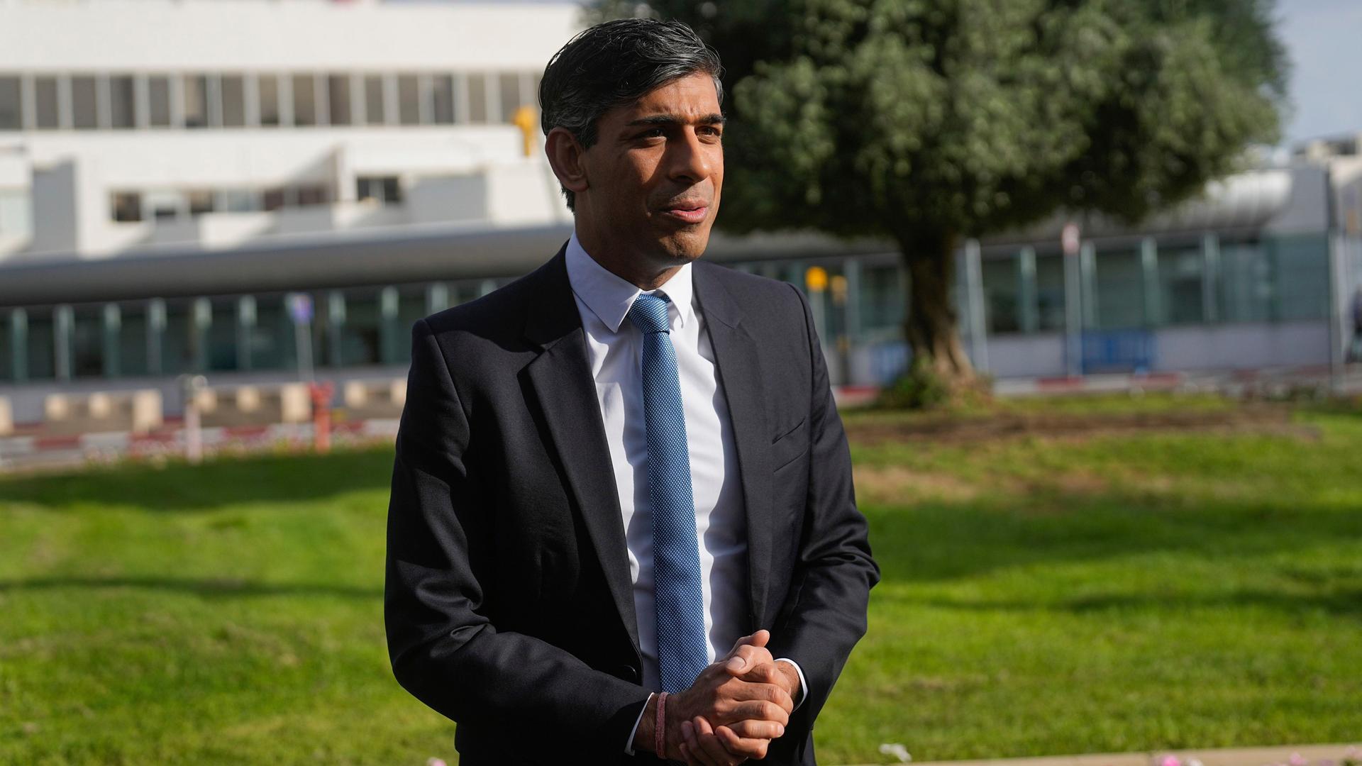Tel Aviv: Rishi Sunak, Premierminister von Großbritannien, spricht mit Journalisten, als er auf dem Ben-Gurion-Flughafen ankommt. Tel Aviv: Rishi Sunak, Premierminister von Großbritannien, spricht mit Journalisten, als er auf dem Ben-Gurion-Flughafen ankommt.