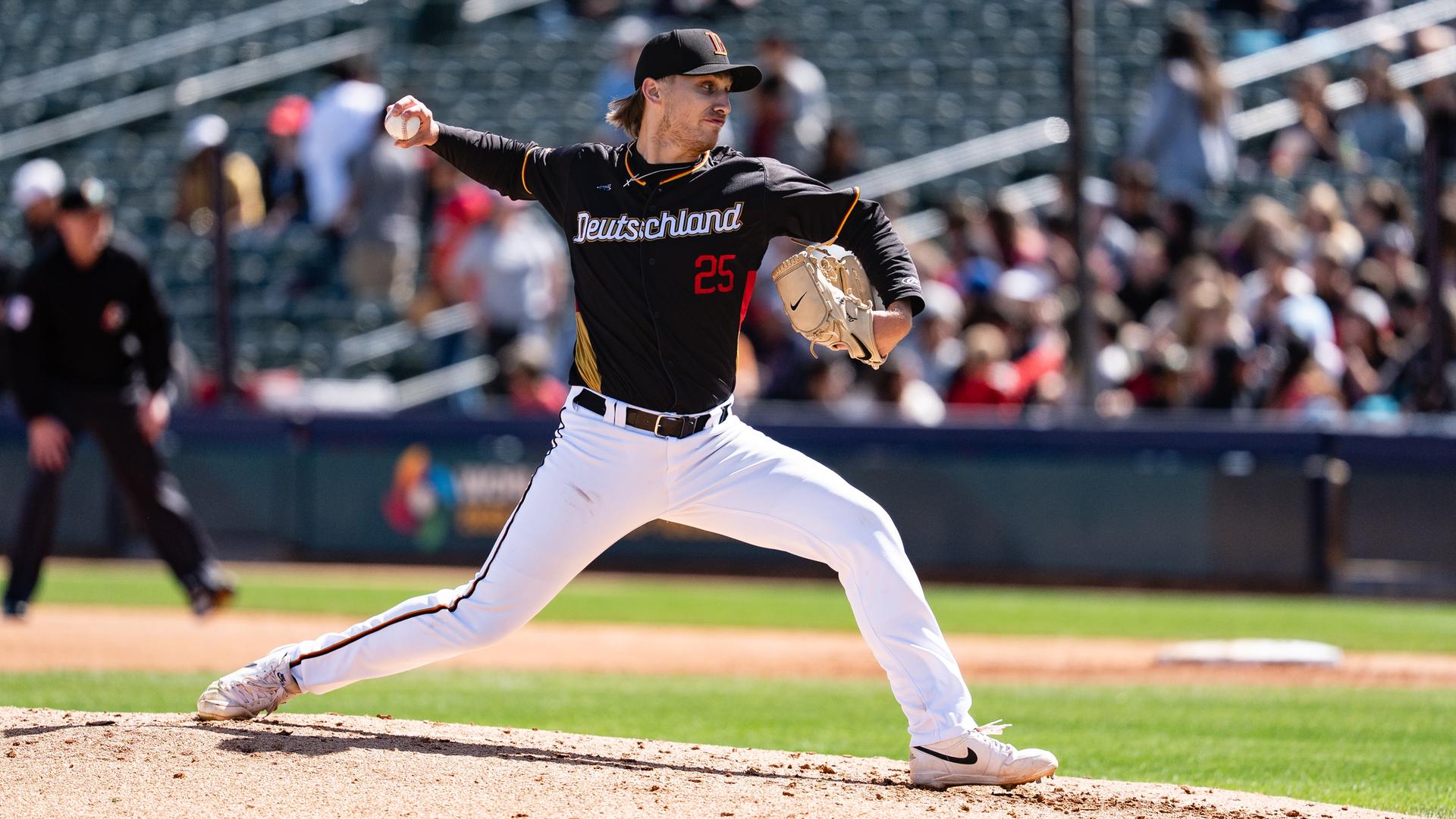 Tucson: Baseball: Qualifikation für die WM-Endrunde, Deutschland - Brasilien. Pitcher Jaden Agassi von der Auswahl des Deutschen Baseball- und Softball-Verbandes wirft den Ball. 