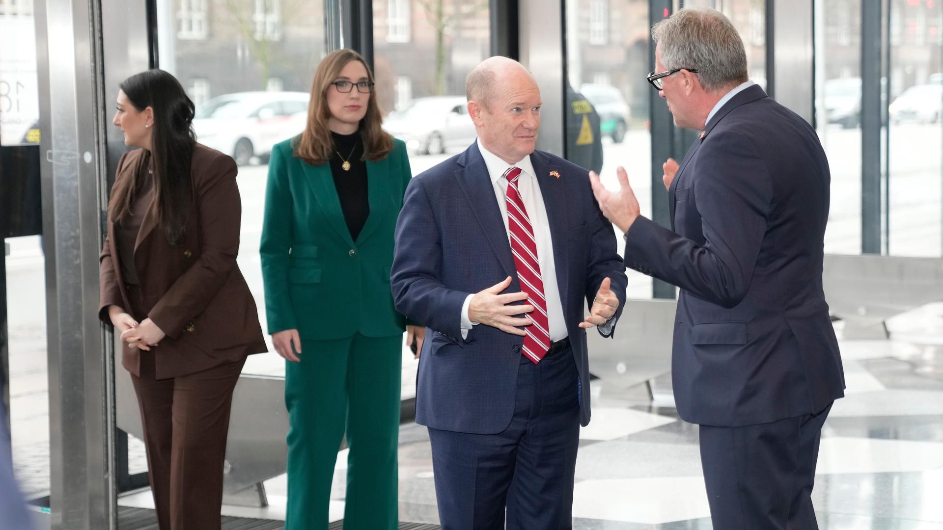 Kopenhagen: Die Demokraten Senator Chris Coons , Abgeordnete Sarah McBride und Abgeordnete Sara Jacobs werden vom Vorstandsvorsitzenden der dänischen Industrie, Lars Sandahl Sorensen (r), empfangen.