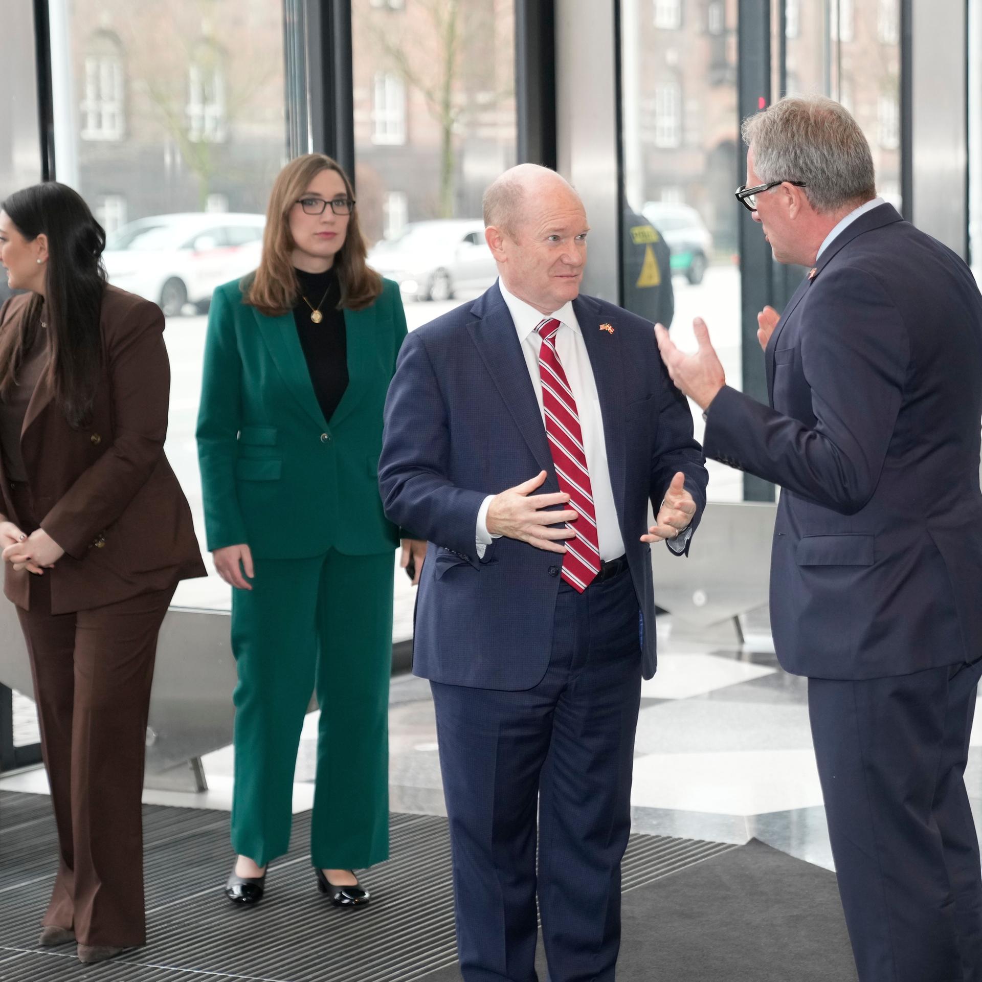 Kopenhagen: Die Demokraten Senator Chris Coons , Abgeordnete Sarah McBride  und Abgeordnete Sara Jacobs werden vom Vorstandsvorsitzenden der dänischen Industrie, Lars Sandahl Sorensen (r), empfangen.