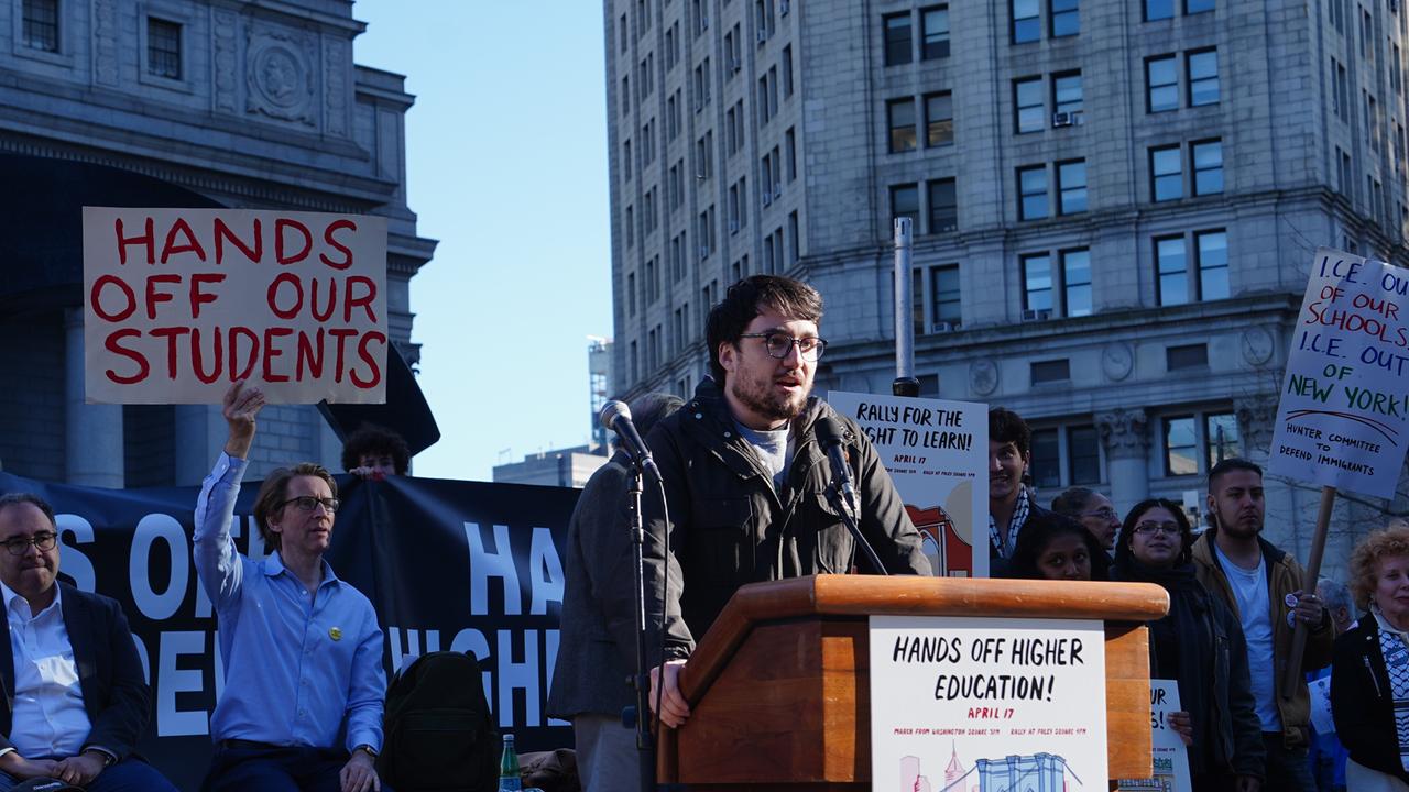 April 2025: Hunderte von Dozentinnen, Studierenden, Forschern und Mitarbeiterinnen von New Yorker Universitäten versammelten sich, um gegen die Politik und die Kürzungen der Mittel für den Hochschulbereich unter der Regierung Donald Trumps zu protestieren, 