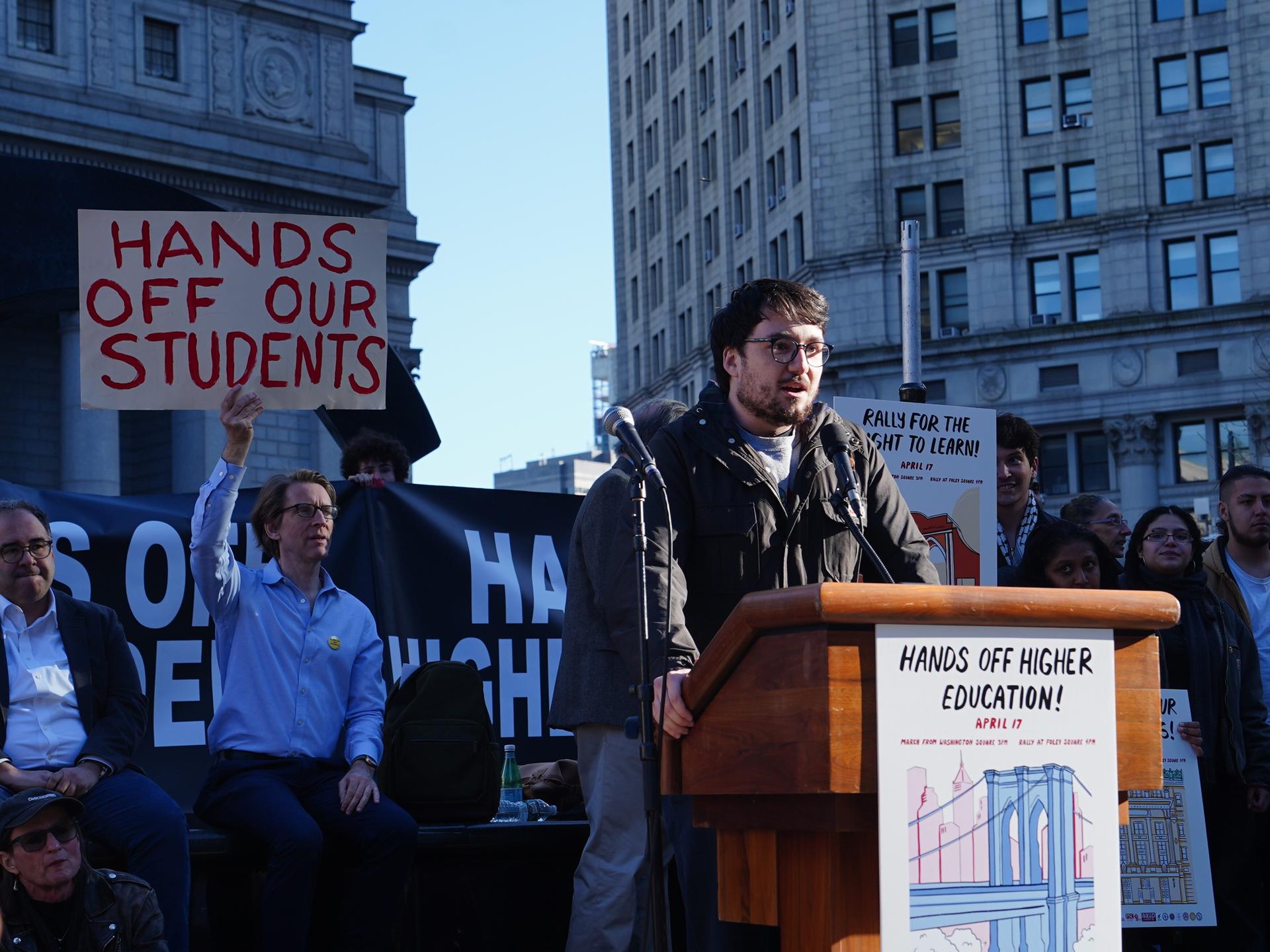 April 2025: Hunderte von Dozentinnen, Studierenden, Forschern und Mitarbeiterinnen von New Yorker Universitäten versammelten sich, um gegen die Politik und die Kürzungen der Mittel für den Hochschulbereich unter der Regierung Donald Trumps zu protestieren, 