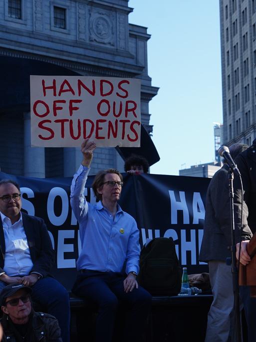 April 2025: Hunderte von Dozentinnen, Studierenden, Forschern und Mitarbeiterinnen von New Yorker Universitäten versammelten sich, um gegen die Politik und die Kürzungen der Mittel für den Hochschulbereich unter der Regierung Donald Trumps zu protestieren, 
