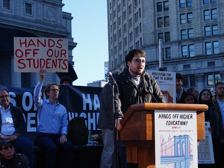 April 2025: Hunderte von Dozentinnen, Studierenden, Forschern und Mitarbeiterinnen von New Yorker Universitäten versammelten sich, um gegen die Politik und die Kürzungen der Mittel für den Hochschulbereich unter der Regierung Donald Trumps zu protestieren, 