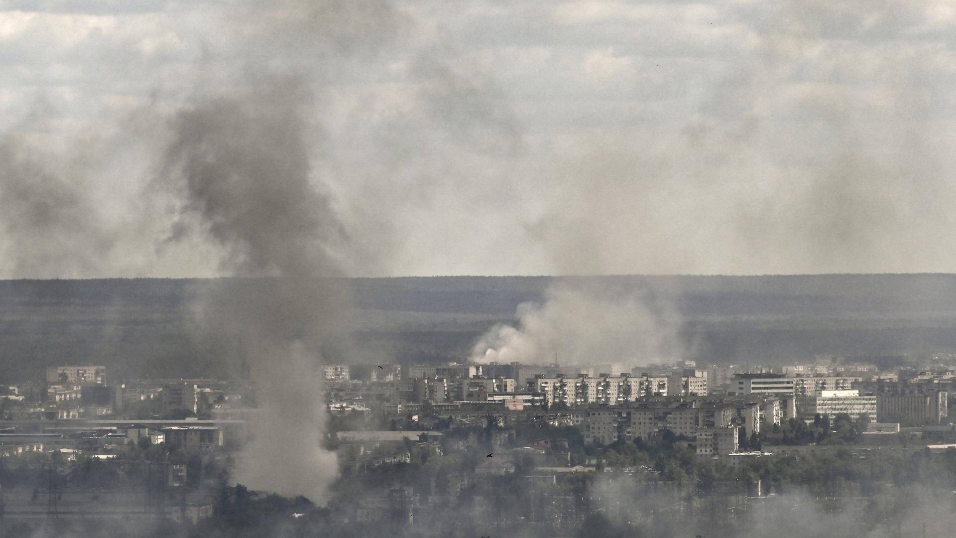 Rauch steigt über der von russischen Truppen angegriffenen ukrainischen Stadt Sjewjerodonezk auf Rauch steigt über der von russischen Truppen angegriffenen ukrainischen Stadt Sjewjerodonezk auf