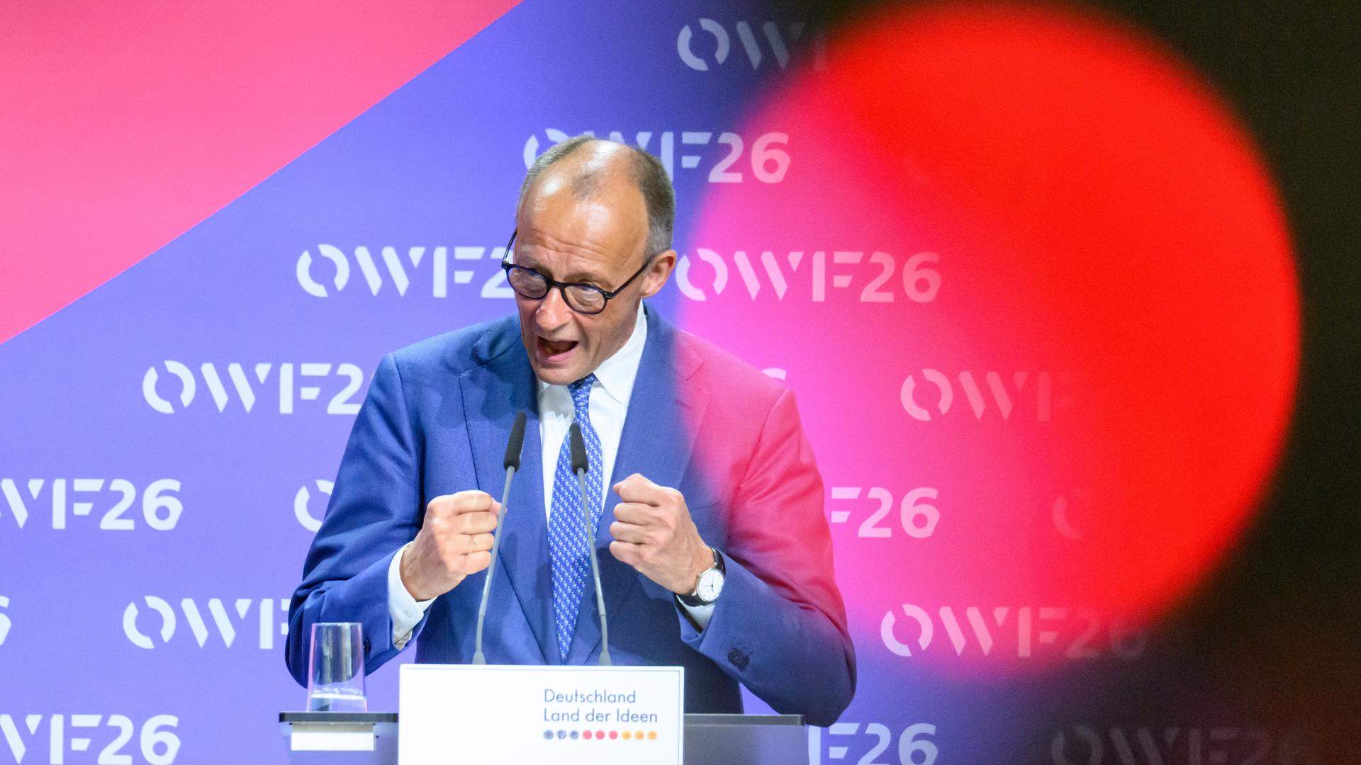 Bundeskanzler Friedrich Merz (CDU) spricht auf dem Ostdeutschen Wirtschaftsforum, das unter dem Motto "Eine neue (Un) Ordnung" zu Umbrüchen und der Resilienz der Wirtschaft, stattfindet. 